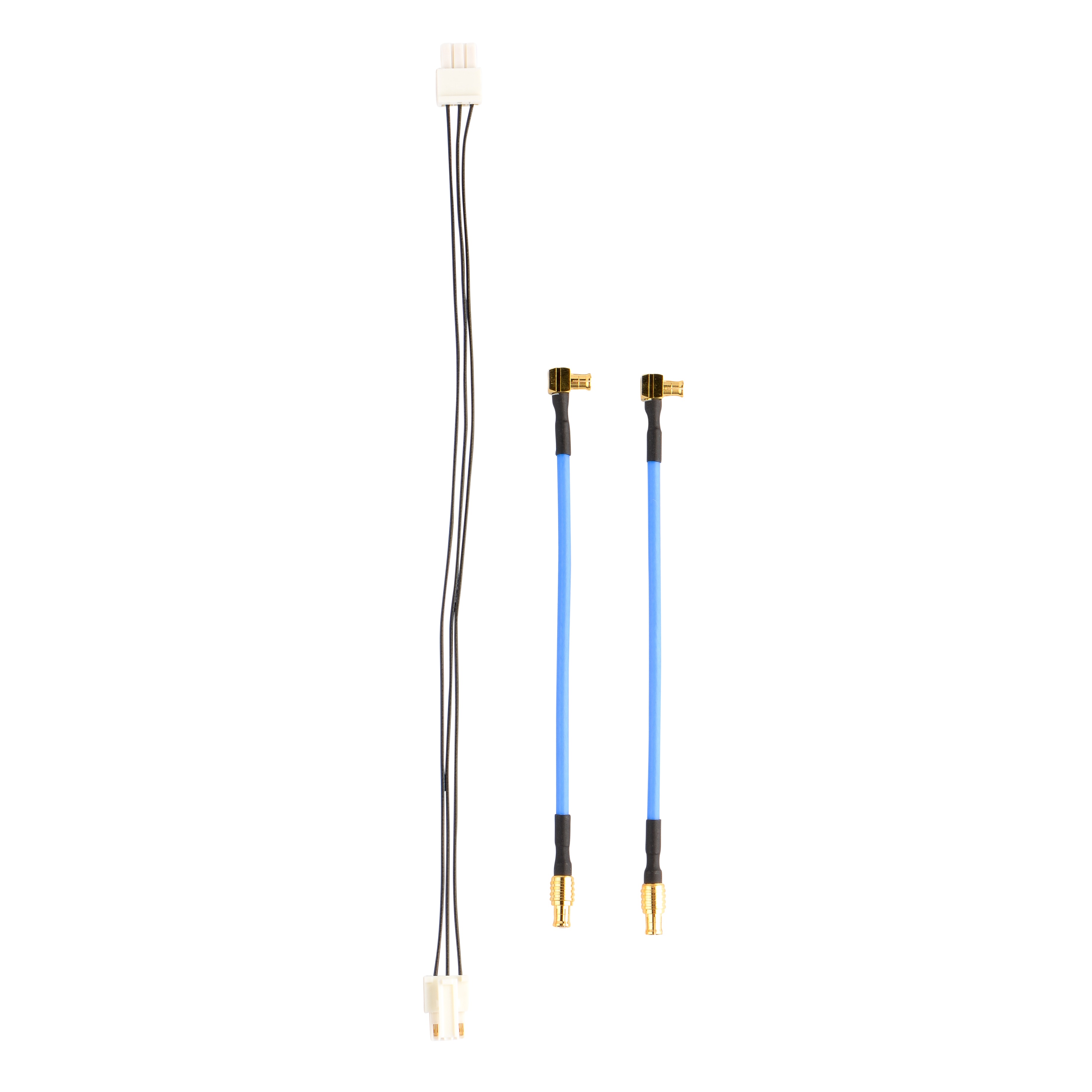 Drie kabels: één zwart-wit, lang; twee blauw, met gouden stekkers, korter.