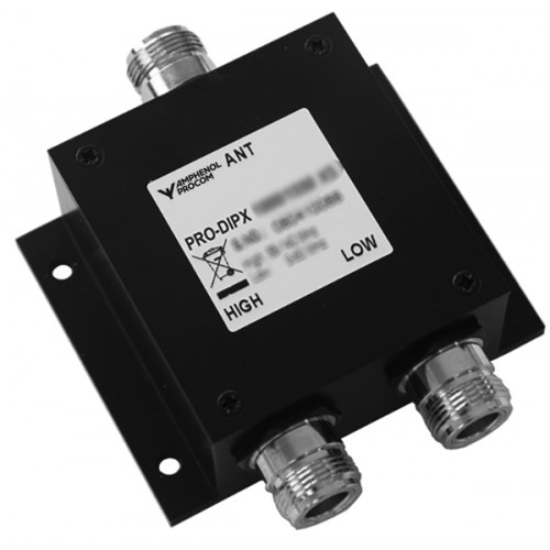 7000_00753954_PRO_01.jpg Zwarte RF-vermogenverdeler met aansluitingen en label met technische details.