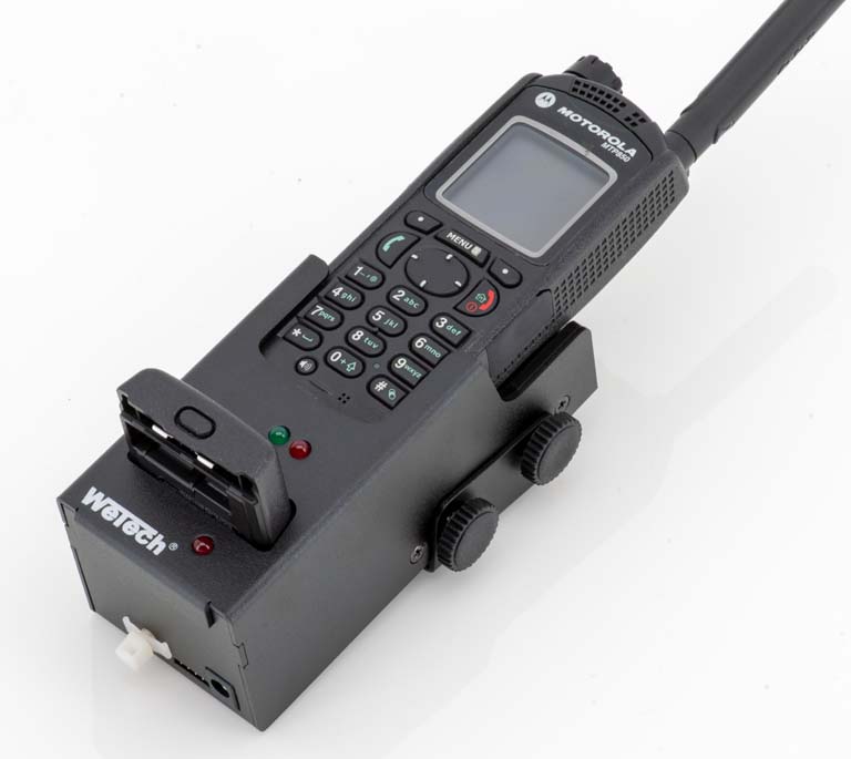 Radio op een dockingstation met toetsenbord en display.