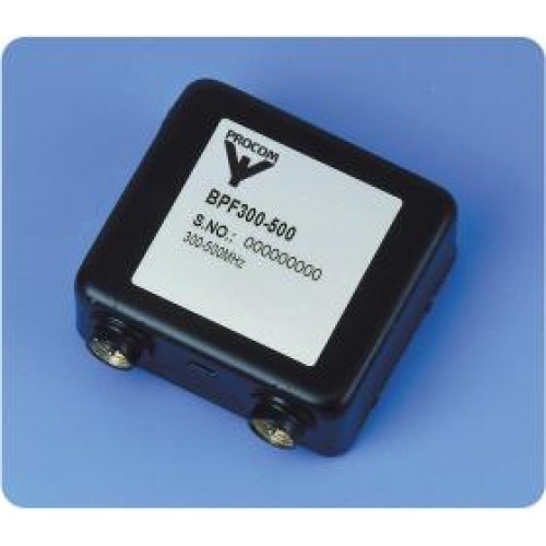 7000-00500700_pro_01.jpg Zwarte frequentiefilter BPF300-500 met twee aansluitingen op blauwe ondergrond.
