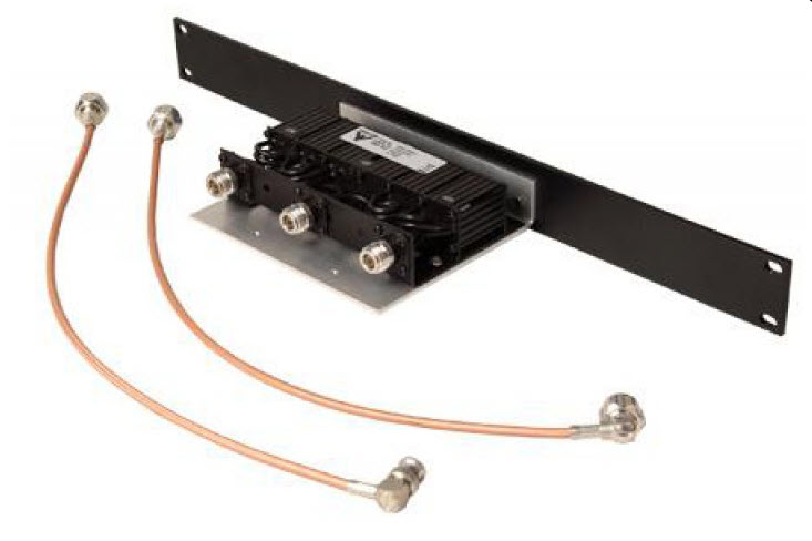 7000-00534100_pro_01.jpg Elektronisch apparaat met drie coaxkabels en aansluitplaten