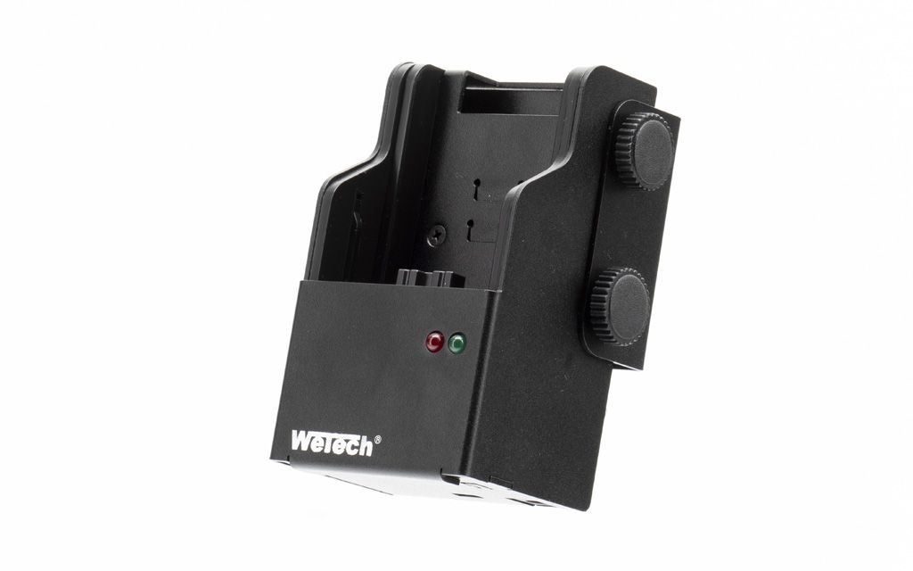 Zwart technisch apparaat met twee knoppen en LED-indicatoren.