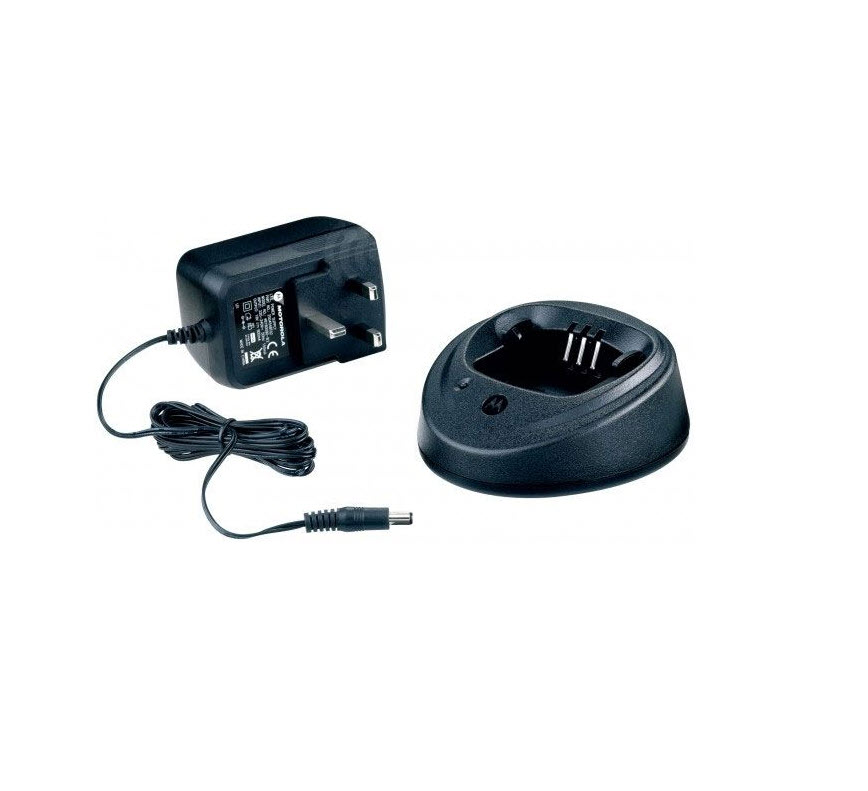 Zwarte adapter met snoer naast een zwart oplaadstation.