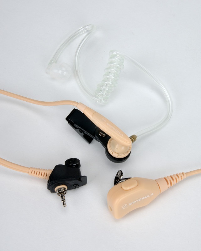 Headset met spiraalkabel, oordopje en clip op witte achtergrond.