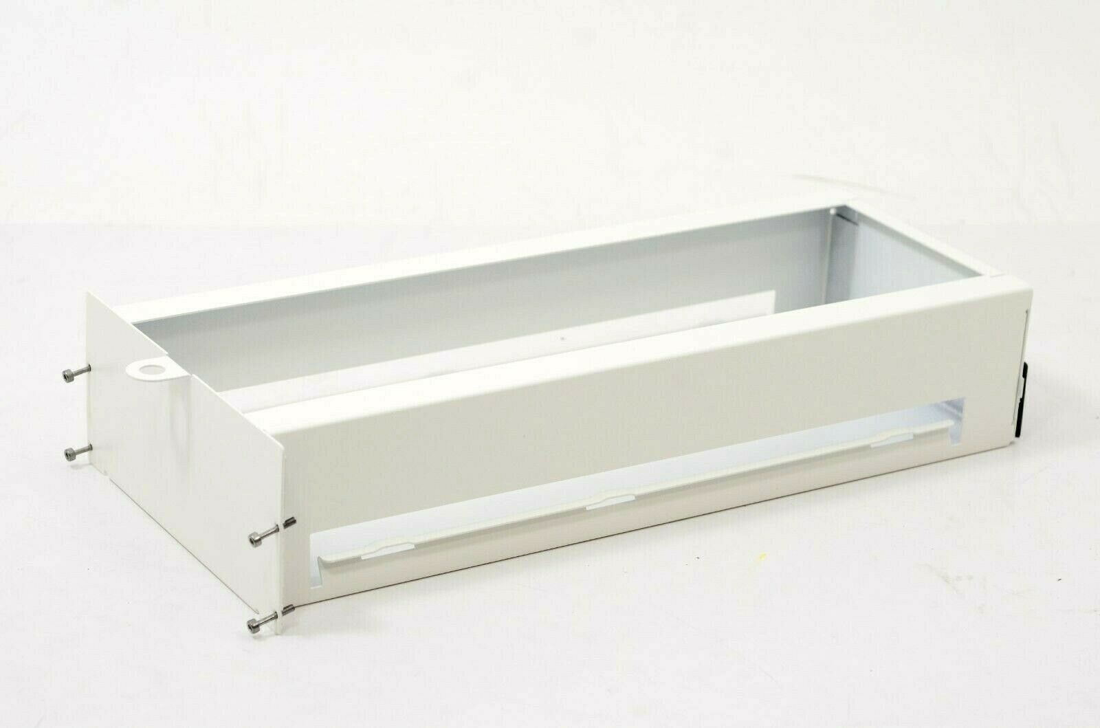 Rechthoekige witte metalen doos met open zijde en schroefgaten.