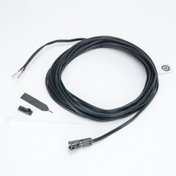 Zwart kabel met connector, klemmen en diverse accessoires.
