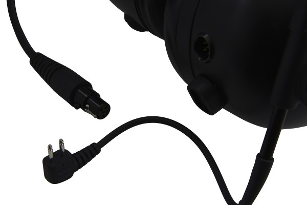 Gros plan sur des prises et connections de câbles noires