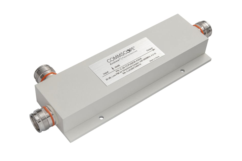 Rechthoekig elektrisch onderdeel met drie connectoren en etiket.