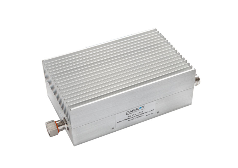 Boîte en aluminium avec ailettes et deux connecteurs sur les côtés.