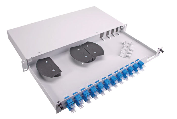 Boîtier ouvert avec ports d'installation et connecteurs de câbles.