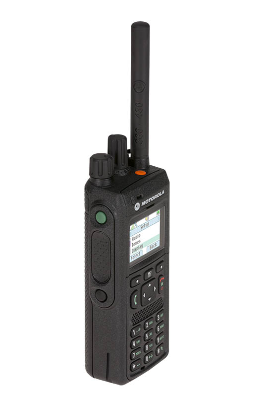 Zwarte draagbare radio met scherm, toetsenbord en antenne.