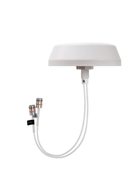 Antenne blanche avec trois connecteurs de câble, isolée sur fond blanc.