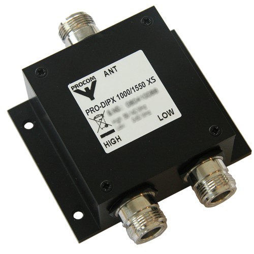 7000-00566300_pro_01.jpg Zwart-zilveren antennediplexer met drie aansluitingen en modelaanduiding.