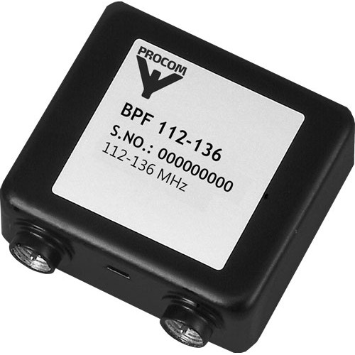 7000-00500100_pro_01.jpg Zwart elektronisch apparaat met label Procom, BPF 112-136, 112-136 MHz.