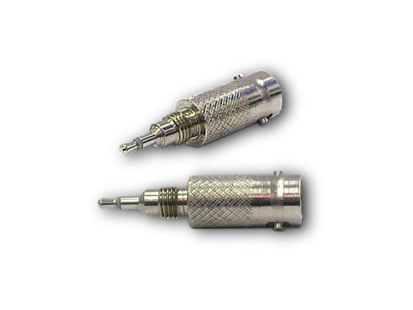 Twee metalen coaxiale connectoren met gekarteld oppervlak op witte achtergrond.