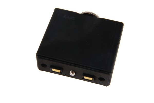 Appareil électronique rectangulaire noir avec connecteurs sur un côté.