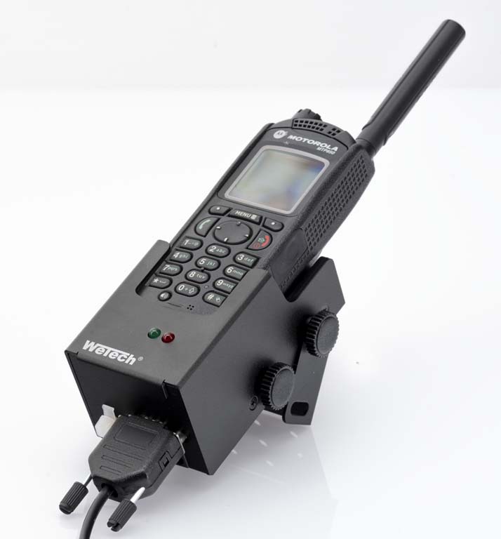 Een radio op een dockingstation met zichtbare verbindingen en controlelampjes.