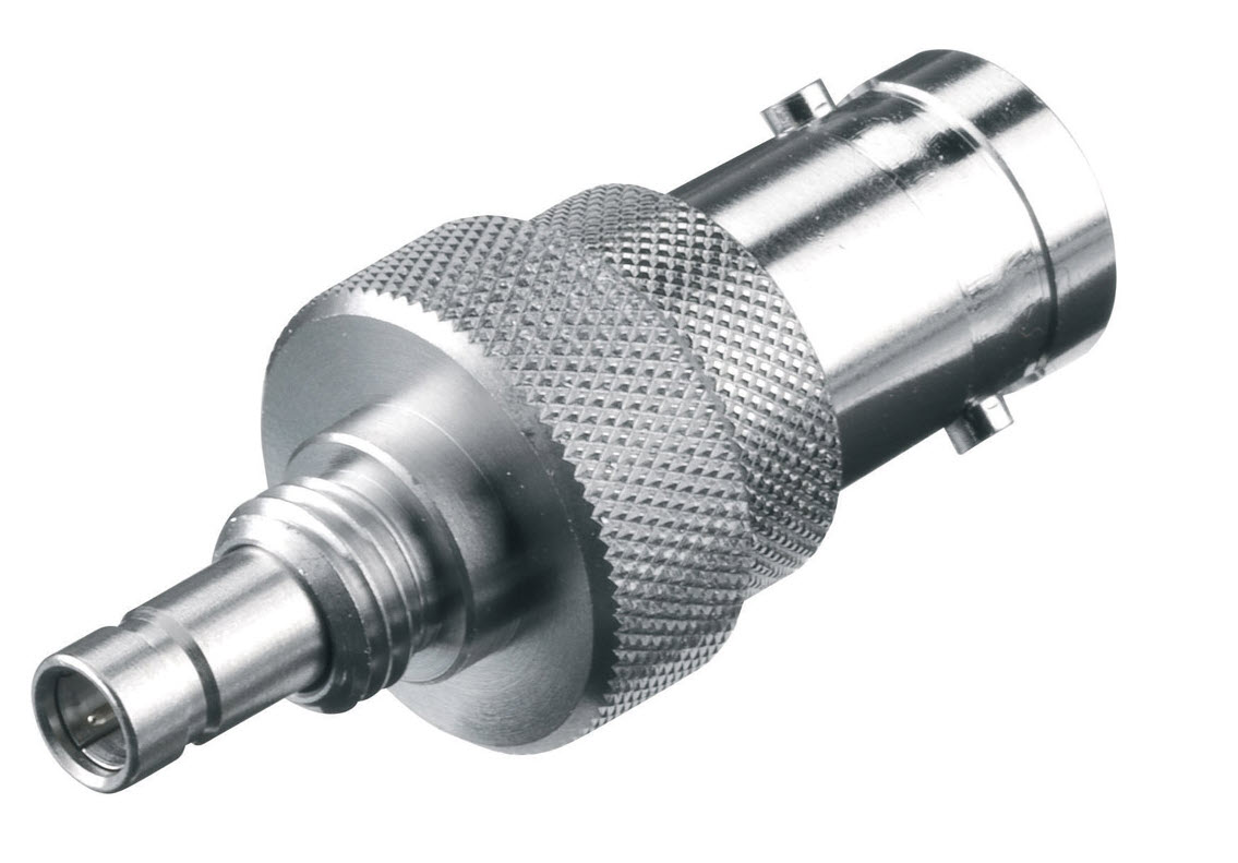 Adaptateur en métal avec zone de prise moletée, forme cylindrique.