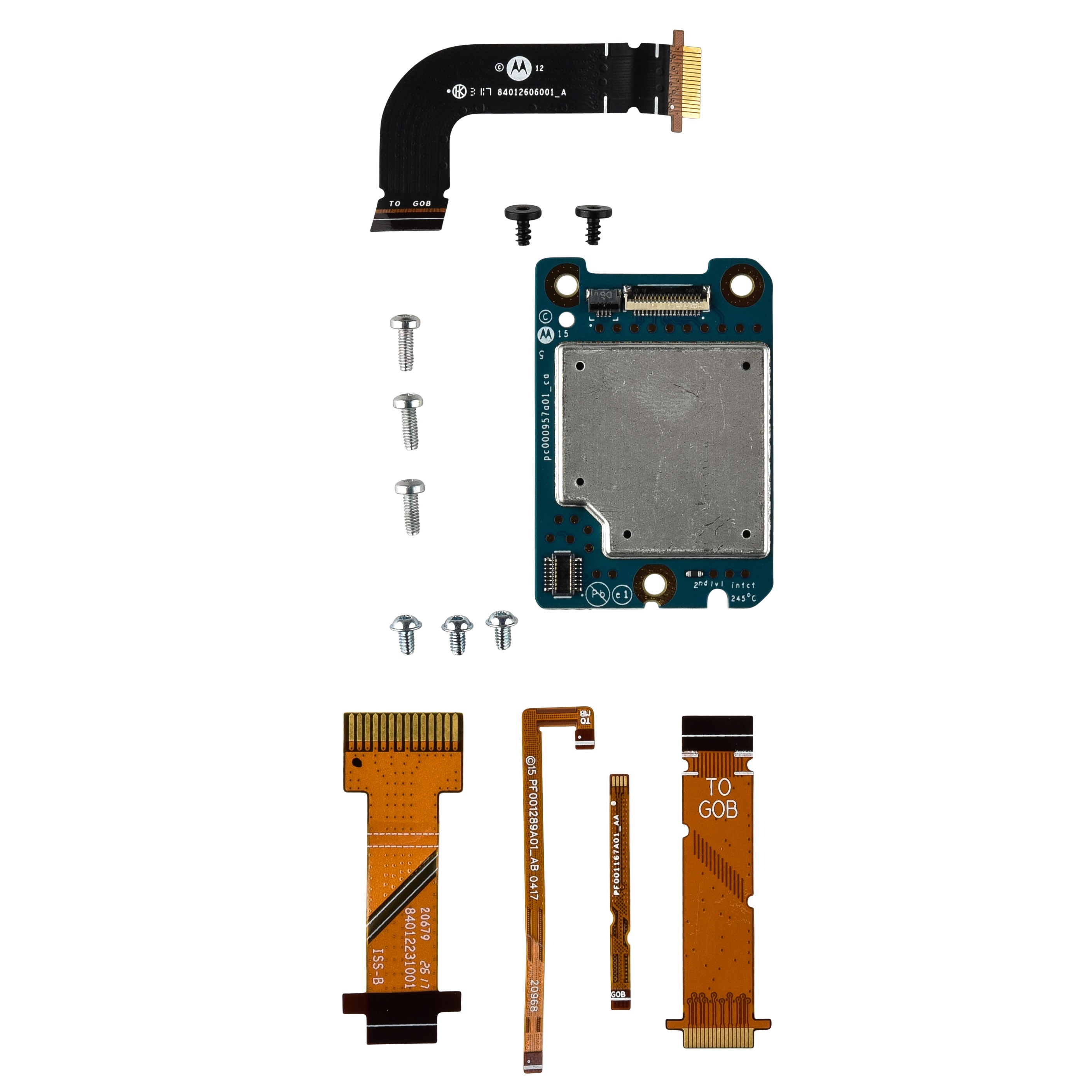 Divers composants électroniques, y compris des câbles et des vis, sur fond blanc.