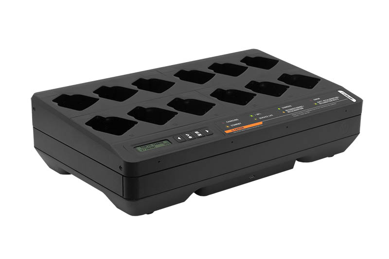 Zwarte lader met tien sleuven voor batterijen en een display.
