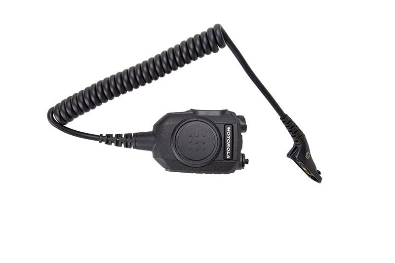Zwarte draagbare radio met spiraalkabel en clipconnector.