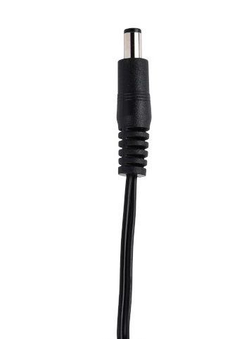 Zwarte DC-voedingsstekker met kabel, witte achtergrond.
