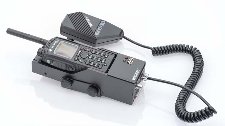 Radiocommunicatieapparaat met handradio en externe antenne, verbonden door een spiraalkabel.