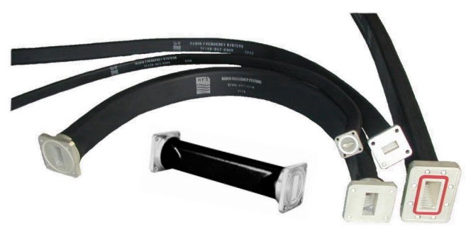 Plusieurs guides d'ondes rectangulaires avec différents connecteurs.