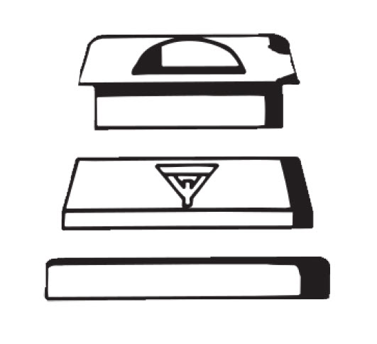 Trois objets abstraits en noir et blanc empilés verticalement.