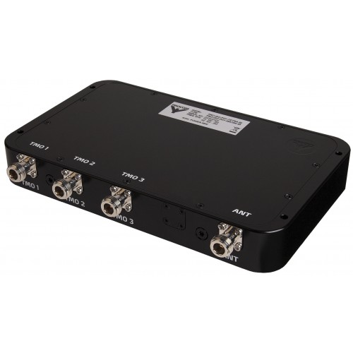 Appareil noir avec quatre ports étiquetés TMO 1, TMO 2, TMO 3, ANT.