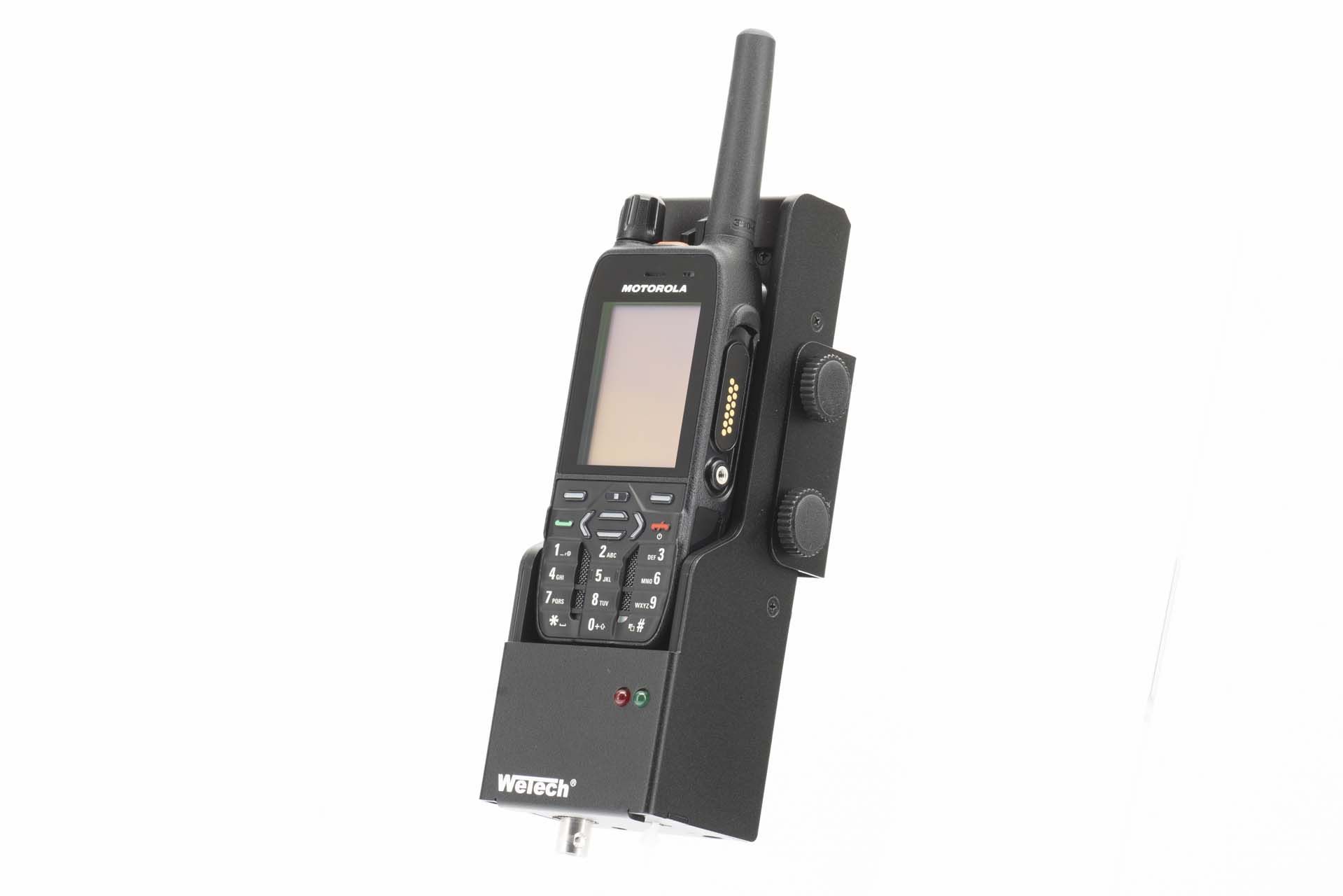 Radiotoestel met antenne en toetsenbord in houder.