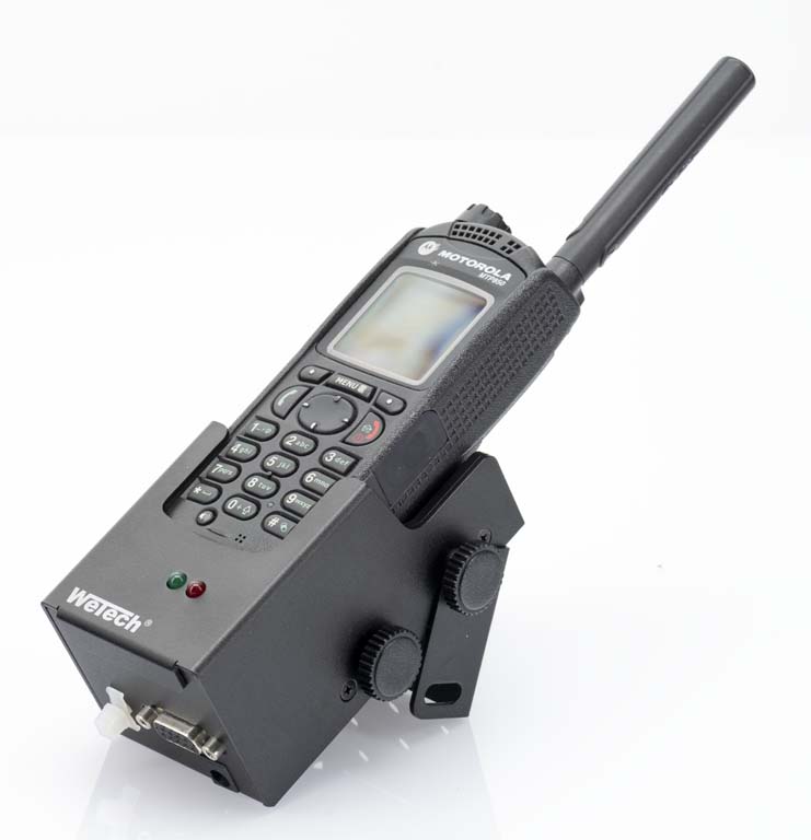 Talkie-walkie dans une station de charge avec antenne et clavier.