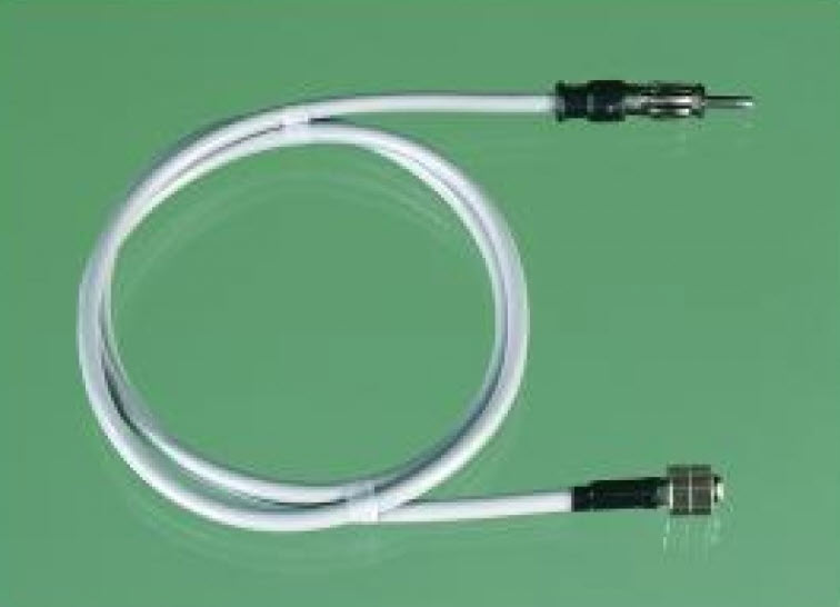 Câble coaxial blanc avec connecteurs mâle et femelle, fond vert.