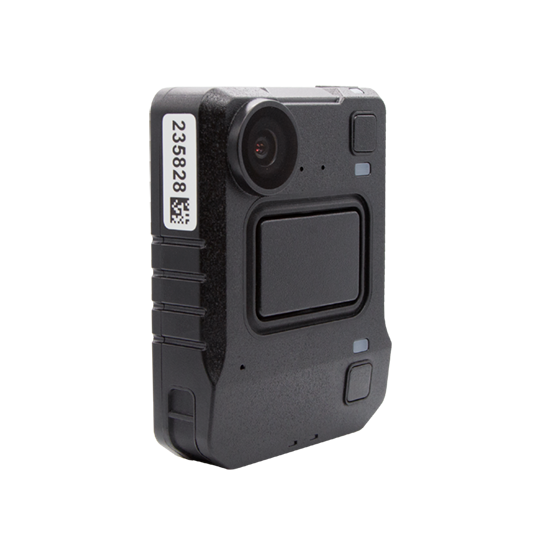 Zwarte bodycamera met grote lens en zijlabel, serienummer 235828.