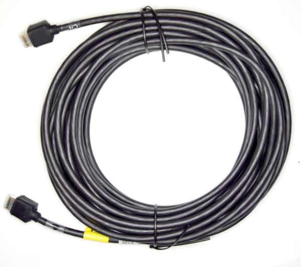 Een opgerolde zwarte HDMI-kabel met twee stekkers.