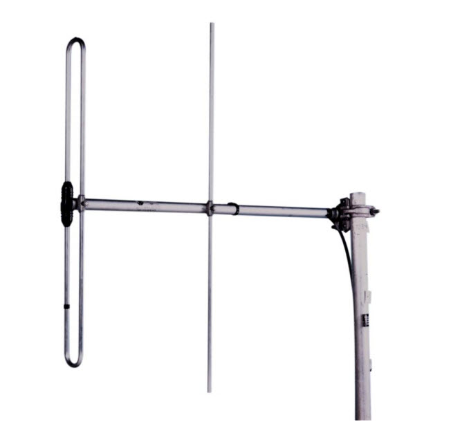 Yagi-antenne met twee symmetrische metalen staven op een mast.
