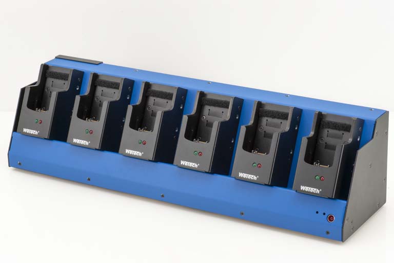 Zes-slots oplaadstation voor mobiele apparaten in blauwe houder.
