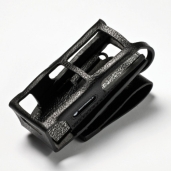 Zwart, gestructureerd plastic houder met uitsparingen.