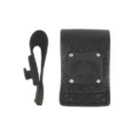 Holster noir à côté d'un clip de ceinture noir