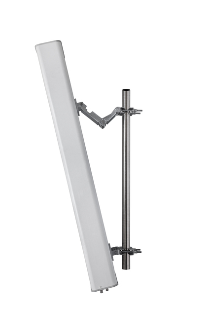 Antenne blanc-gris montée sur poteau métallique