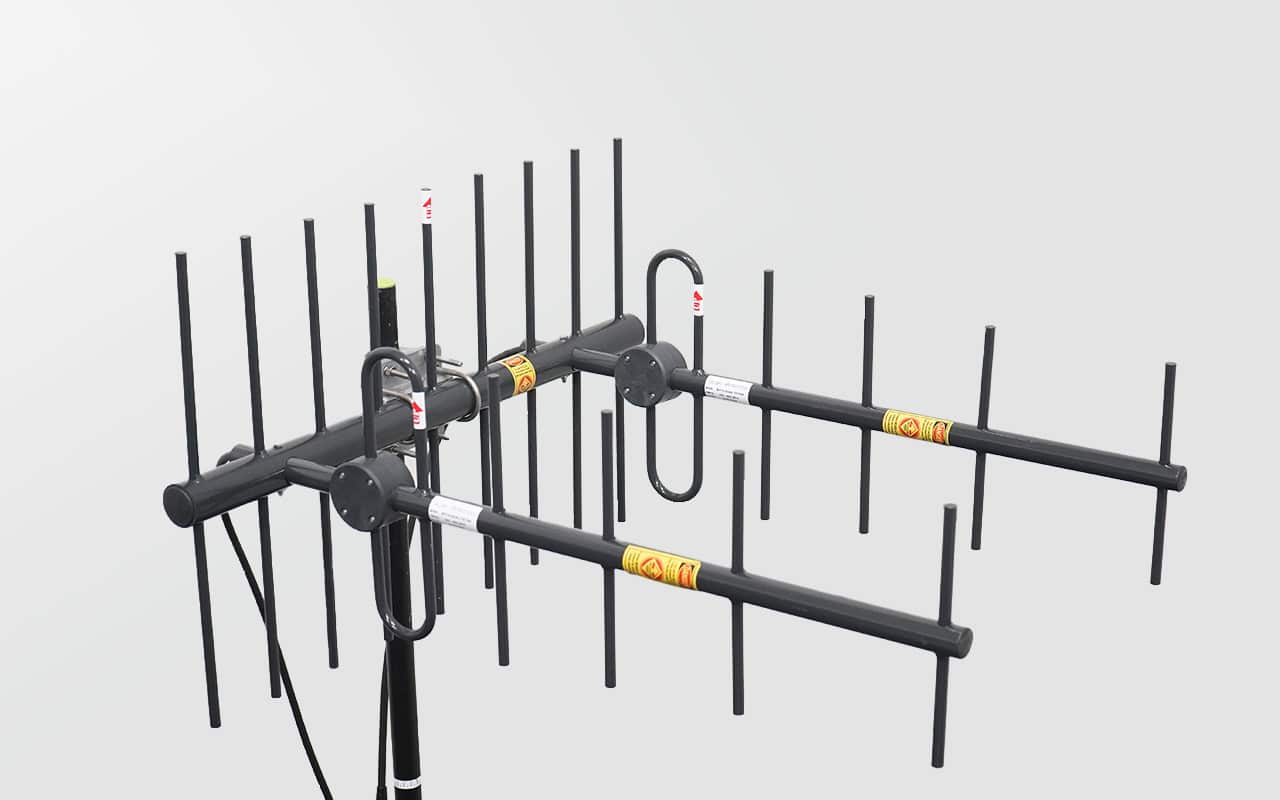 Antenne Yagi avec plusieurs éléments en métal noir sur un mât.