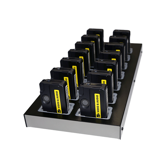 Plusieurs unités de caméra noires dans une station de charge.