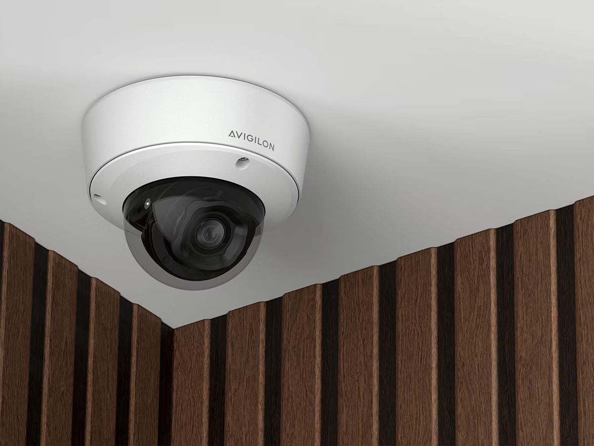 Bewakingscamera aan plafond, muren met houten panelen.