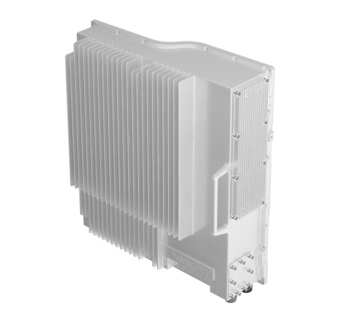 Un appareil blanc rectangulaire avec dissipateurs et connecteurs.