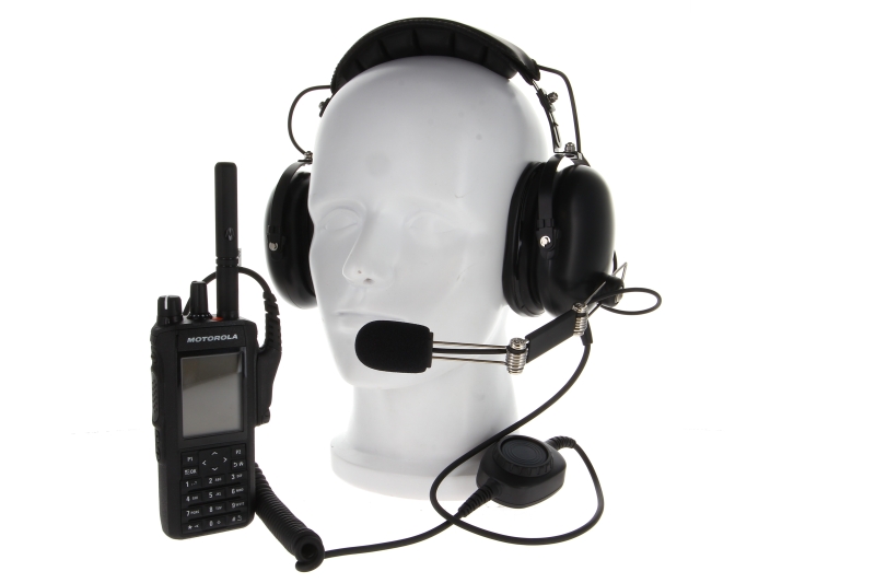 Radio met headset, microfoon op etalagehoofd, witte achtergrond.