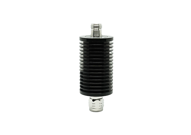 Zwarte koellichaam met ribstructuur en metalen connector.