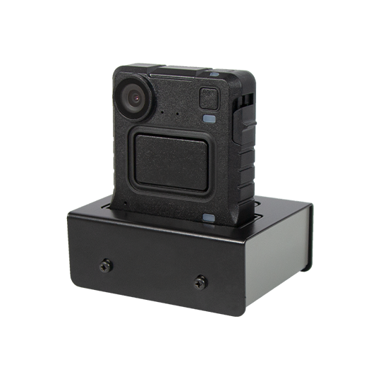 Caméra portable noire sur station de charge.