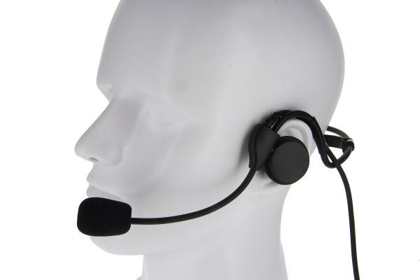 Witte etalagepop met zwarte gamingkoptelefoon en microfoon.