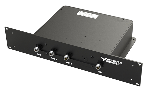 Composant électronique noir avec quatre connecteurs étiquetés TMO 1, 2, 3 et ANT.