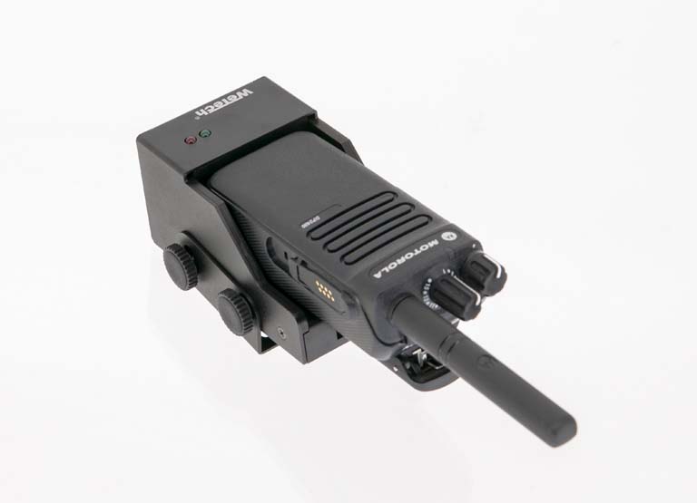 Radio noire avec antenne et deux boutons.